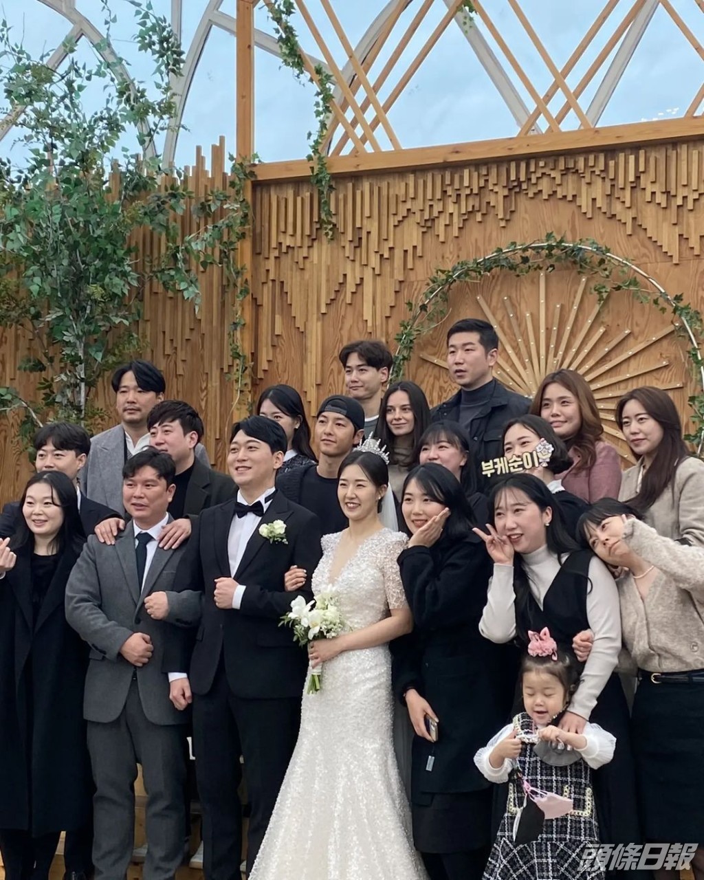 有現場賓客透露宋仲基一直貼心地照顧女友。